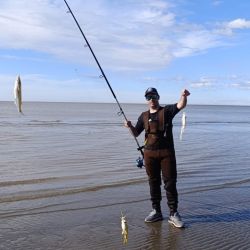 Los vientos intensos que hubo del sector ESE favorecen la pesca ya que permiten generar altos volúmenes en el río y también que se acerquen distintas especies. 