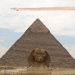 Aviones de combate furtivos J-10 del Equipo Acrobático Bayi vuelan sobre el punto escénico de las Pirámides de Giza, en Giza, Egipto. La formación de vuelo se encuentra en Egipto para un espectáculo aéreo, programado del 3 al 5 de septiembre. | Foto:Xinhua/Sui Xiankai