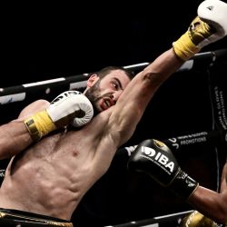 El armenio Gurgen Madoyan pelea con el cubano Roniel Iglesias durante el combate de boxeo de 67 kg de la Noche de Campeones de la Asociación Internacional de Boxeo (IBA) en La Habana, Cuba. | Foto:YAMIL LAGE / AFP