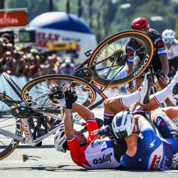 El corredor holandés Dylan Groenewegen del Team Jayco Alula y el corredor belga Tim Merlier del Soudal Quick-Step sufren una caída al final de la primera etapa de la carrera ciclista de varias etapas Renewi Tour, de Riemst a Bilzen (163,6 km). La carrera de cinco días se disputa en Bélgica y los Países Bajos. | Foto:DAVID PINTENS / Belga / AFP
