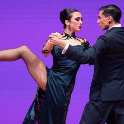 Imagen de la pareja de concursantes conformada por Lautaro Levato y Milagros Quintana bailando tango en la categoría "Escenario" durante la final del Campeonato Mundial de Tango, en la ciudad de Buenos Aires, capital de Argentina. | Foto:Xinhua/Martín Zabala