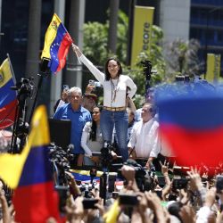 La líder opositora venezolana María Corina Machado ondea una bandera nacional durante una manifestación en Caracas. Los partidarios de la oposición venezolana se manifestaron un mes después de la disputada reelección del presidente Nicolás Maduro, quien blindó su gabinete con un hombre fuerte al mando de la ley y el orden. | Foto:Pedro Rances Mattey / AFP