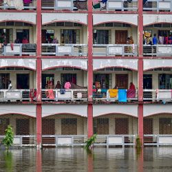 Las personas afectadas por las inundaciones se refugian en el interior de un edificio escolar en Daganbhuiyan, en Feni,Bangladesh. | Foto:MUNIR UZ ZAMAN / AFP