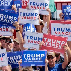 Los partidarios escuchan al senador estadounidense y candidato republicano a la vicepresidencia J.D. Vance hablar sobre la economía en Majestic Friesians Horse Farms en Big Rapids, Michigan. | Foto:JEFF KOWALSKY / AFP