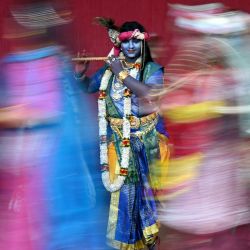 Un estudiante universitario vestido con la apariencia de la deidad hindú Krishna, antes del festival Janmashtami, en Chennai, India. | Foto:R. Satish Babu / AFP
