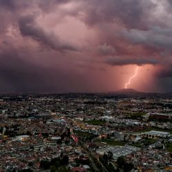 Un rayo cae durante una tormenta eléctrica en Toluca, México. | Foto:Mario Vazquez / AFP
