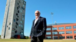 Juan Carlos Rabbat frente a la sede de la Universidad Siglo 21