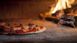 Cosi Mi Piace y su pizza con salchicha parrillera.