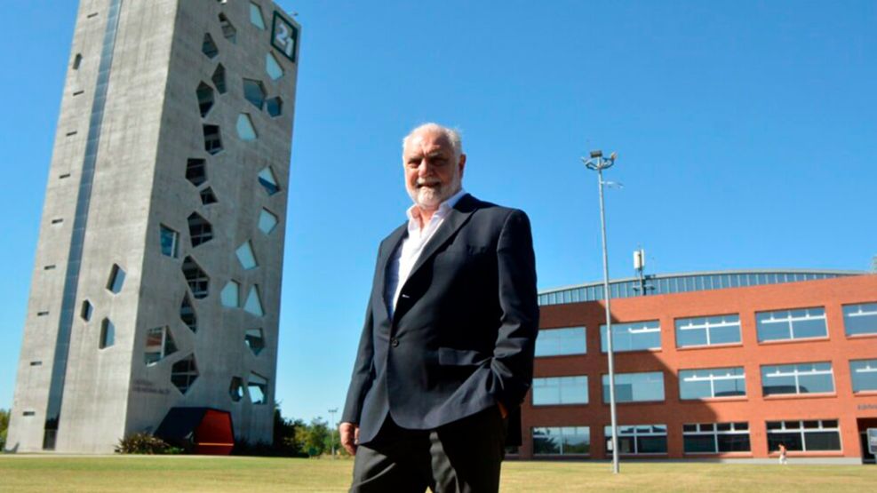 Juan Carlos Rabbat frente a la sede de la Universidad Siglo 21