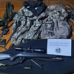 Las cabezas de ciervos, un fusil de repetición, binoculares, handys y reflectores incautados.