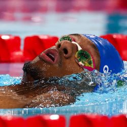 El brasileño Gabriel Geraldo dos Santos Araujo compite en el evento de natación masculino S2 100 m espalda durante los Juegos Paralímpicos de París 2024 en el Arena Paris La Defense en Nanterre, al oeste de París. | Foto:FRANCK FIFE / AFP