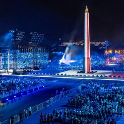 El Obelisco de Luxor lleva los colores de la bandera de Francia en la Plaza de la Concordia durante la Ceremonia de Apertura de los Juegos Paralímpicos de París 2024 en París. | Foto:Bertrand Guay / AFP