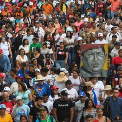 Imagen de personas participando en una marcha en apoyo al presidente venezolano, Nicolás Maduro, en Caracas, Venezuela. Simpatizantes del Gobierno venezolano tomaron las calles de Caracas para celebrar un mes de la victoria de Nicolás Maduro en las elecciones presidenciales. | Foto:Xinhua/Marcos Salgado