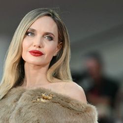 La actriz estadounidense Angelina Jolie asiste a la alfombra roja de la película "María" durante el 81º Festival Internacional de Cine de Venecia en el Lido de Venecia. | Foto:ALBERTO PIZZOLI / AFP