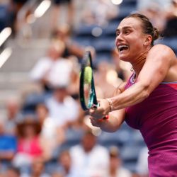 La bielorrusa Aryna Sabalenka devuelve la pelota a la italiana Lucia Bronzetti durante su partido de tenis de segunda ronda individual femenino en el tercer día del torneo de tenis US Open en el Centro Nacional de Tenis Billie Jean King de la USTA en la ciudad de Nueva York. | Foto:KENA BETANCUR / AFP