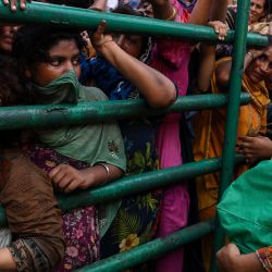 Los devotos hacen cola para recibir la ofrenda de leche durante el festival religioso sufí 'Urs' fuera del Data Darbar, el santuario del santo sufí del segundo día Syed Ali bin Usman Al-Hajveri, en Lahore, Pakistán. | Foto:Arif Ali / AFP