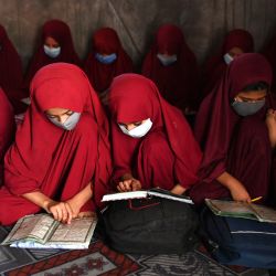 Niñas afganas leen el sagrado Corán en la madraza Abdullah Bin Omar darul uloom (escuela islámica) en Kandahar. | Foto:WAKIL KOHSAR / AFP