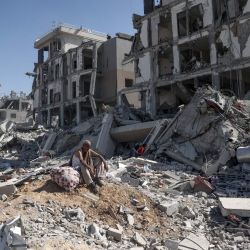 Un palestino que regresó brevemente al este de Deir al-Balah, en el centro de la Franja de Gaza, para comprobar cómo estaba su casa, se sienta sobre algunos objetos rescatados en medio de la devastación, después de que las tropas israelíes se retiraran de algunos bloques de la zona, en medio del conflicto en curso entre Israel y el grupo militante Hamás. | Foto:Eyad Baba / AFP