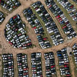 Vista aérea de cientos de autos abandonados incautados por la policía en Jacareí, a unos 80 kilómetros de Sao Paulo, Brasil. | Foto:NELSON ALMEIDA / AFP
