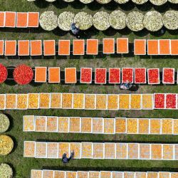  Vista aérea tomada con un dron de aldeanos secando productos agrícolas, en la aldea Lutian del distrito de Tonggu, en la ciudad de Yichun, en la provincia de Jiangxi, en el este de China. | Foto:Xinhua/Zhou Liang