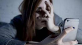 El primer signo de ansiedad al usar el dispositivo es "escrollear" excesivamente. 