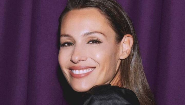 Pampita dio clases de estilo con un look total black para un evento 