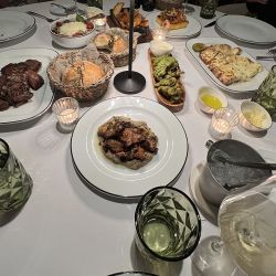 La Cantina es un espacio elegante y relajado de Casa Lucía, el flamante hotel de la calle Arroyo.