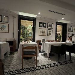 La Cantina es un espacio elegante y relajado de Casa Lucía, el flamante hotel de la calle Arroyo.