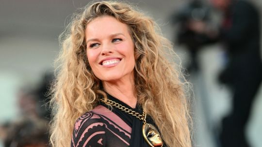 A los 51 años Eva Herzigova deslumbró en la alfombra roja de Venecia 
