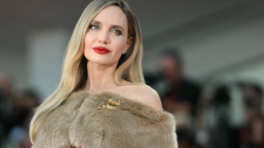 Angelina Jolie dejó a todos sin palabras y demostró que es un ícono de la moda mundial en el festival de cine en Venecia