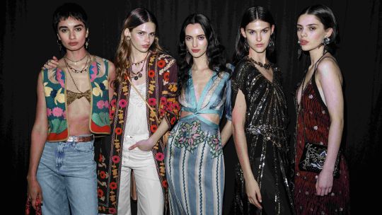 Las mejores fotos del desfile de Rapsodia con las tendencias para 2025: denim, metalizados y encaje