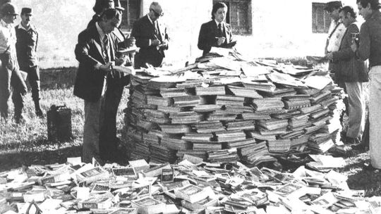 La impactante quema de un millón y medio de libros en plena dictadura militar