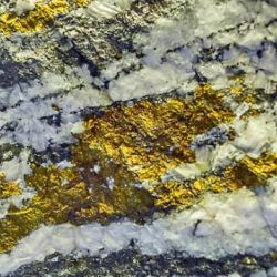 Las vetas de oro se forman por una descomposición mineral de fluidos calientes que corren por las grietas de la corteza terrestre.