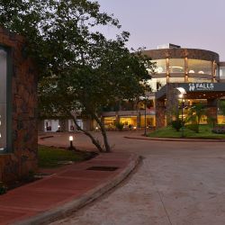 Falls Iguazú Hotel & Spa, ubicado a 15 km del Parque Nacional Iguazú y con fácil acceso a las atracciones turísticas de la zona.