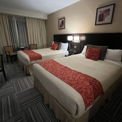 Howard Johnson by Wyndham Neuquén, a cinco minutos del aeropuerto, con pileta, y desayunos y cenas muy abundantes.  