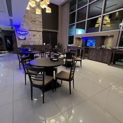Howard Johnson by Wyndham Neuquén, a cinco minutos del aeropuerto, con pileta, y desayunos y cenas muy abundantes.  