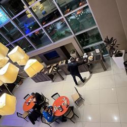 Howard Johnson by Wyndham Neuquén, a cinco minutos del aeropuerto, con pileta, y desayunos y cenas muy abundantes.  