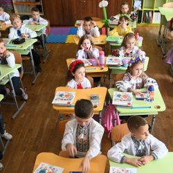 Alumnos de primer grado asisten a clase el primer día del nuevo año escolar en la ciudad de Lviv, en el oeste de Ucrania, en medio de la invasión rusa de Ucrania. | Foto:YURIY DYACHYSHYN / AFP