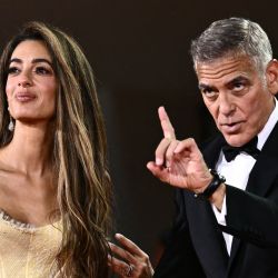 Amal Clooney y George Clooney asisten a la alfombra roja de la película "Wolfs", presentada fuera de competición durante el 81º Festival Internacional de Cine de Venecia en el Lido de Venecia. | Foto:MARCO BERTORELLO / AFP