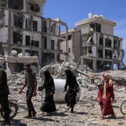 Imagen de personas desplazadas regresando a sus hogares en la ciudad de Deir al-Balah, en el centro de la Franja de Gaza. La Oficina de las Naciones Unidas para la Coordinación de Asuntos Humanitarios (OCHA) dijo que las autoridades israelíes anunciaron que las personas desplazadas pueden regresar a áreas específicas en Deir al-Balah, la primera vez que el retorno a un área evacuada es permitido oficialmente. | Foto:Xinhua/Rizek Abdeljawad