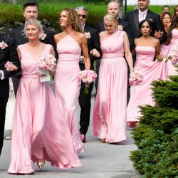 Las damas de honor reaccionan a su llegada al Hotel Union en Vinjevollen en Geiranger después de la ceremonia de boda de la princesa Martha Louise y Durek Verrett. | Foto:Cornelius Poppe / NTB / AFP