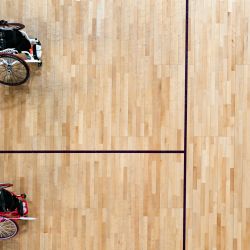 Las jugadoras japonesas Sarina Satomi y Yuma Yamazaki compiten en el partido por la medalla de oro WDWH1-WH2710 de bádminton femenino de dobles entre China y Japón durante los Juegos Paralímpicos de París 2024, en La Chapelle Arena en París. | Foto:François-Xavier Marit / AFP
