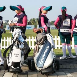 Los caddies esperan a los jugadores antes de la ronda final del torneo de golf Mandiri Indonesia Open en el Damai Indah Golf - PIK Course en Yakarta. | Foto:Yasuyoshi Chiba / AFP