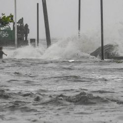 Los jóvenes se adentran en una marejada ciclónica a lo largo de la bahía de Manila en medio de las fuertes lluvias provocadas por la tormenta tropical Yagi en Manila. Una tormenta tropical descargó fuertes lluvias en Filipinas por segundo día el 2 de septiembre, provocando inundaciones y deslizamientos de tierra que han dejado al menos cuatro personas muertas, incluida una niña de nueve meses, dijeron las autoridades. | Foto:JAM STA ROSA / AFP
