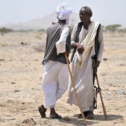 Miembros de tribus locales se reúnen para dar la bienvenida a una delegación de Port Sudan que inauguró una estación de agua para la localidad de Suakin, en el este de Sudán, en el estado del Mar Rojo, tras el colapso del mes pasado de la presa de Arbaat, que era una fuente importante de agua para la región. | Foto:AFP