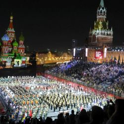 Músicos militares actúan durante el Festival Internacional de Música Militar de la Torre Spasskaya, en la Plaza Roja de Moscú, Rusia. | Foto:STRINGER / AFP