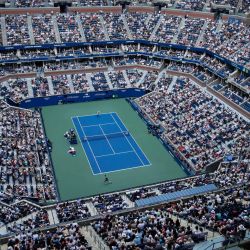 Una vista general dentro del Estadio Arthur Ashe mientras Jannik Sinner de Italia y Christopher O'Connell de Australia juegan durante su partido de tercera ronda de individuales masculinos en el sexto día del torneo de tenis US Open en el Centro Nacional de Tenis Billie Jean King de la USTA en la ciudad de Nueva York. | Foto:KENA BETANCUR / AFP