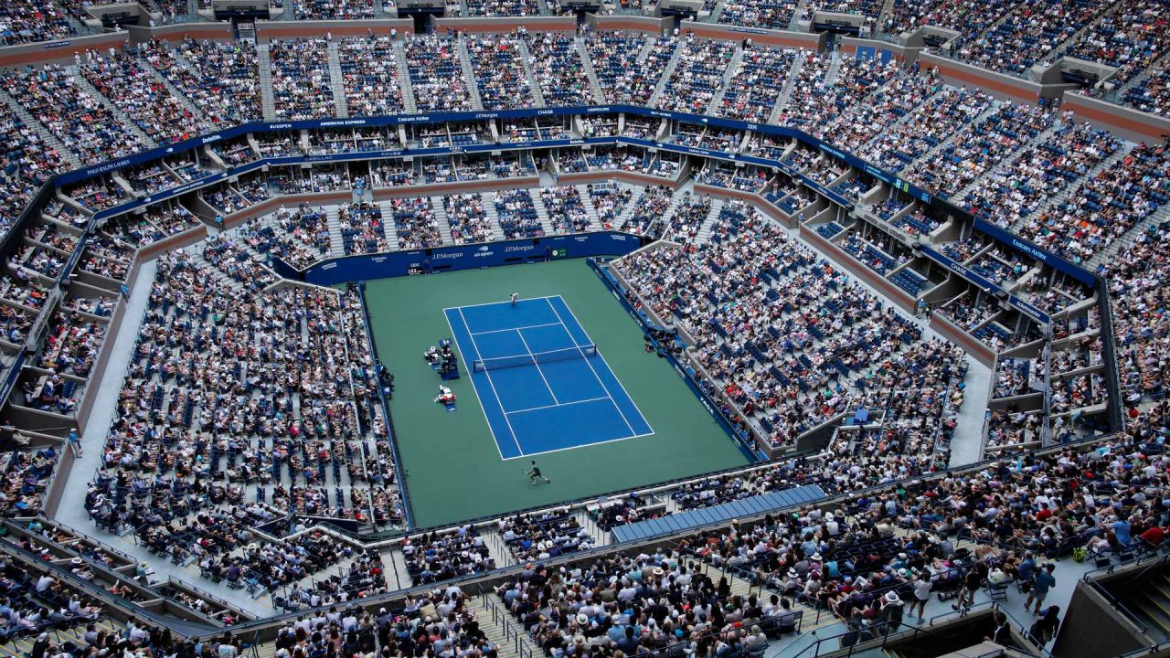 Una vista general dentro del Estadio Arthur Ashe mientras Jannik Sinner de Italia y Christopher O'Connell de Australia juegan durante su partido de tercera ronda de individuales masculinos en el sexto día del torneo de tenis US Open en el Centro Nacional de Tenis Billie Jean King de la USTA en la ciudad de Nueva York. | Foto:KENA BETANCUR / AFP