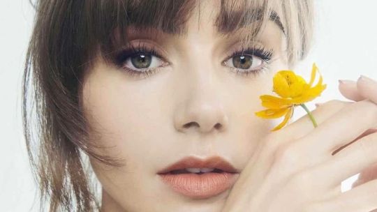 Las botas largas inspiradas en “Emily in Paris” serán la tendencia esta primavera