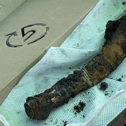 Un cuchillo que parecía tener piedras preciosas similares a las del brazalete. 